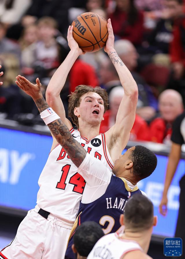 开云手机入口-太狠了！关键时刻芝加哥公牛强势反弹转折点洛杉矶快船远射贴柱，里尔围绕NBA季后赛手感冰凉